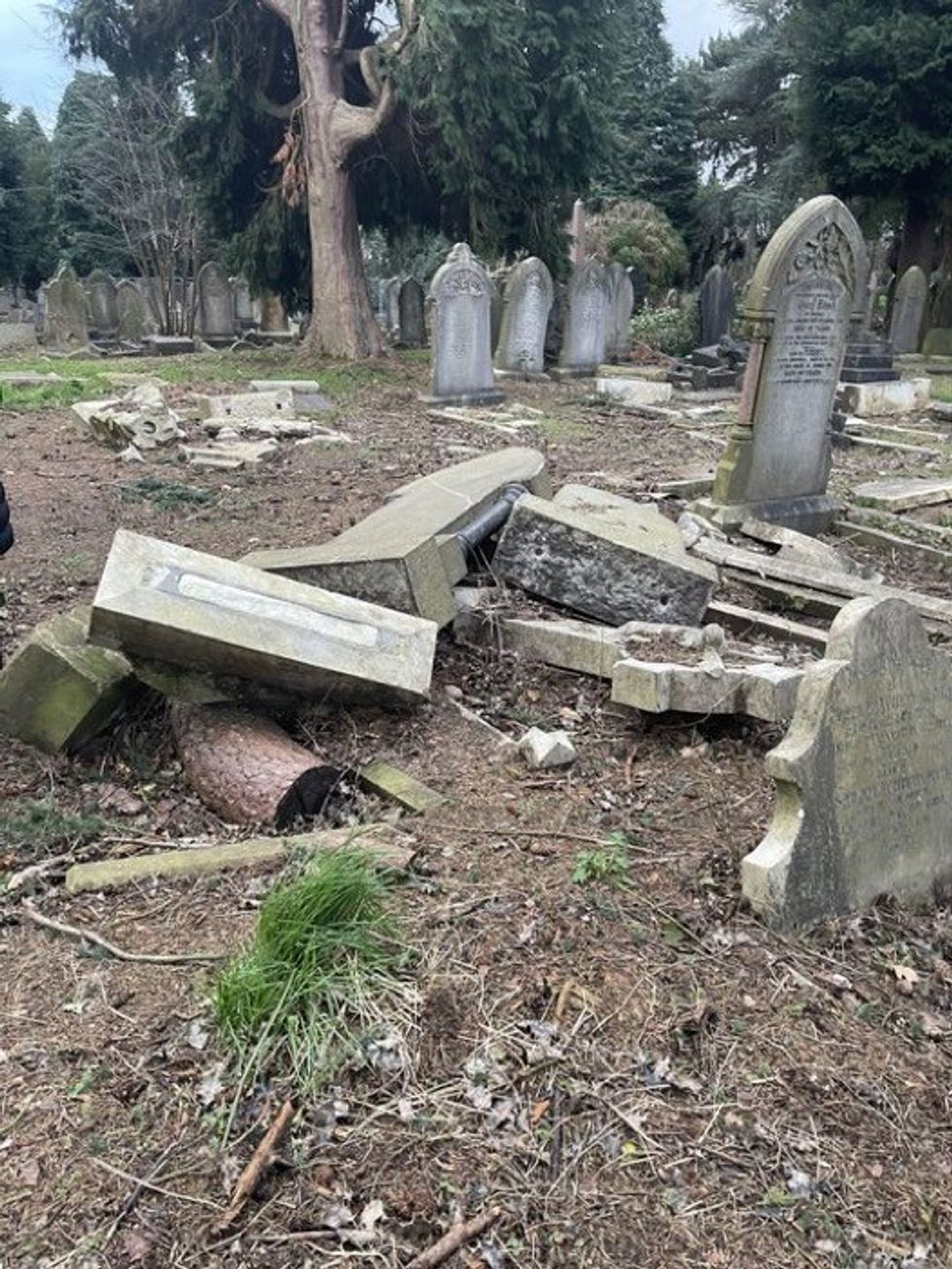 \u200bGraves in a state of ruin