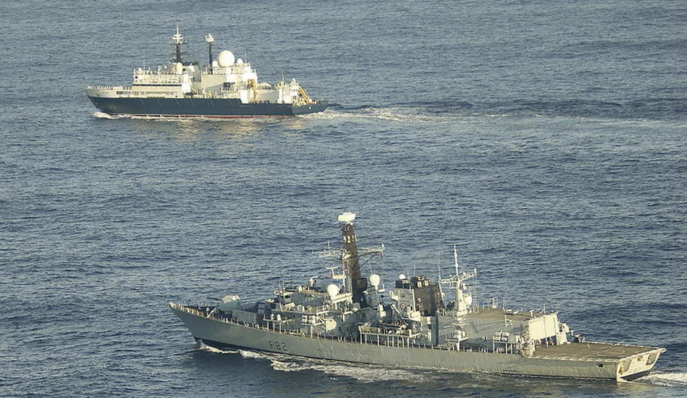 \u200bHMS Somerset\u200bHMS Somerset\u200b\u200b flanking a Russian vessel