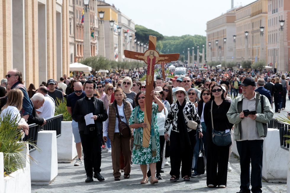 \u200bHundreds of Catholics have flocked to the Vatican to express their tributes