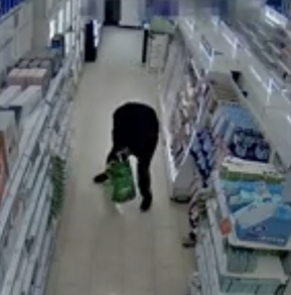\u200bHutchinson pictured stashing stolen goods in his bag