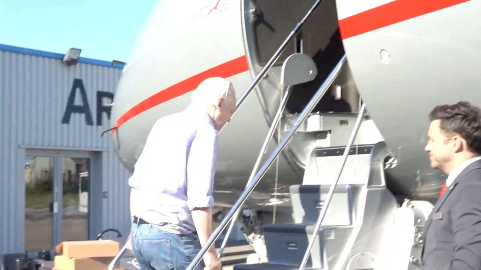 \u200bJulian Assange boarding a plane in London