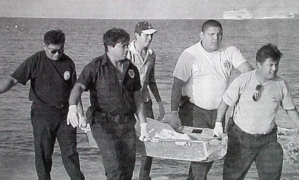 \u200bKirsty MacColl body being brought out of the water in Cozumel Mexico after diving accident