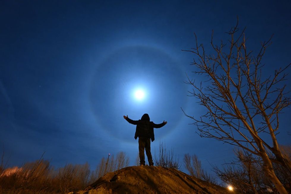 \u200bLunar halos can be seen