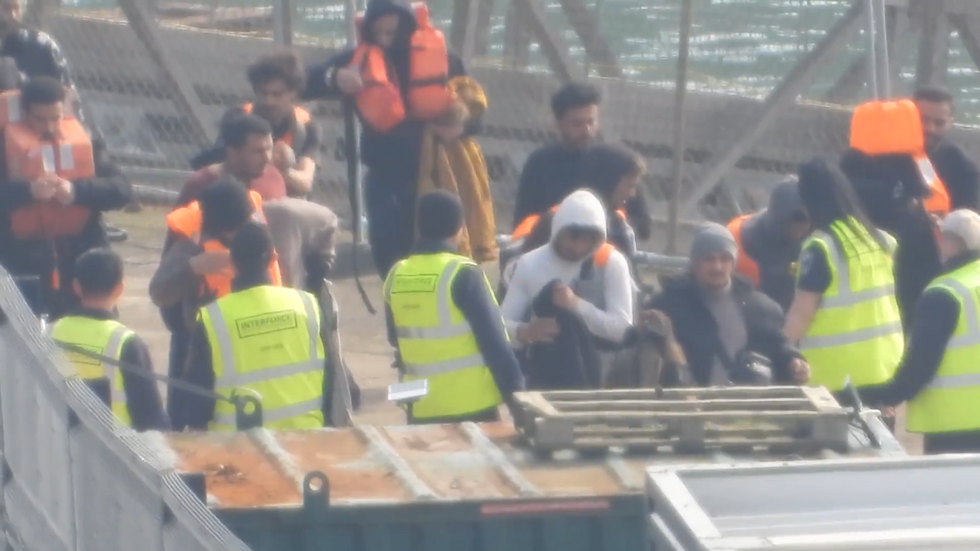 \u200bMigarnt arrivals disembarking in Dover