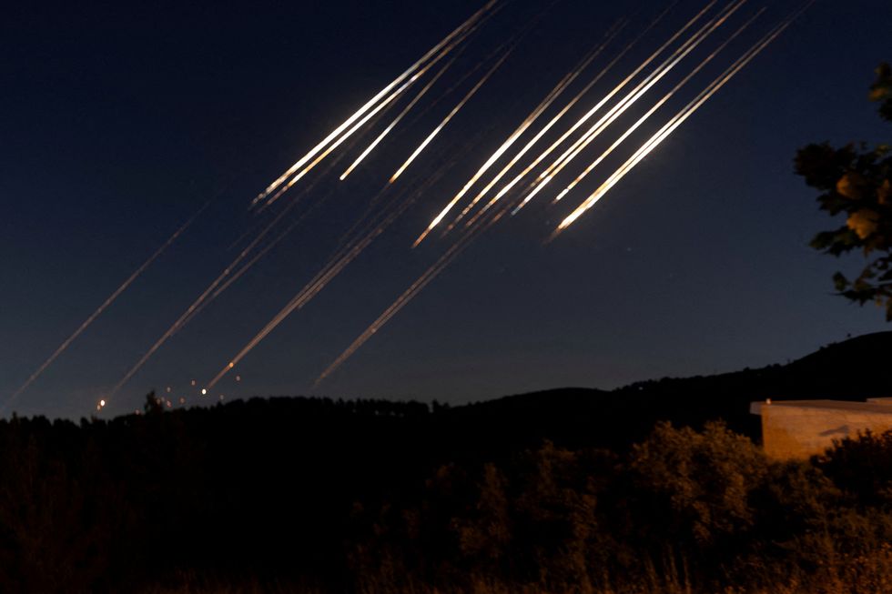 \ U200bmissiles je vidět, jak prší na obloze