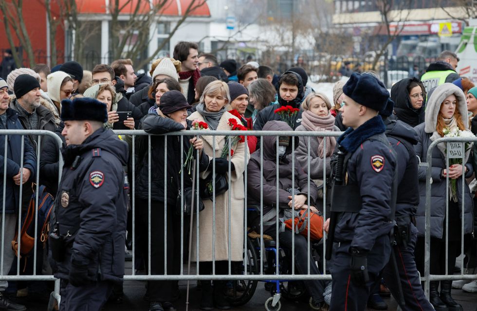 \u200bMourners begin to gather at the funeral of opposition politician Alexei Navalny