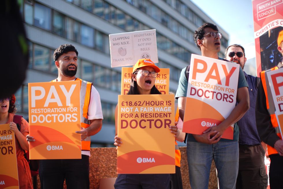 \u200bNHS resident doctors and supporters outside St Thomas' Hospital