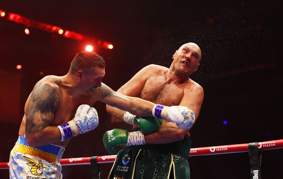 \u200bOleksandr Usyk punches Tyson Fury in the ring