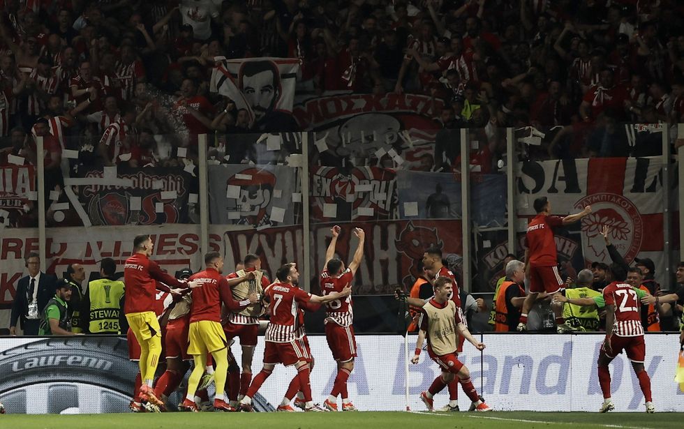 \u200bOlympiacos players celebrating the goal