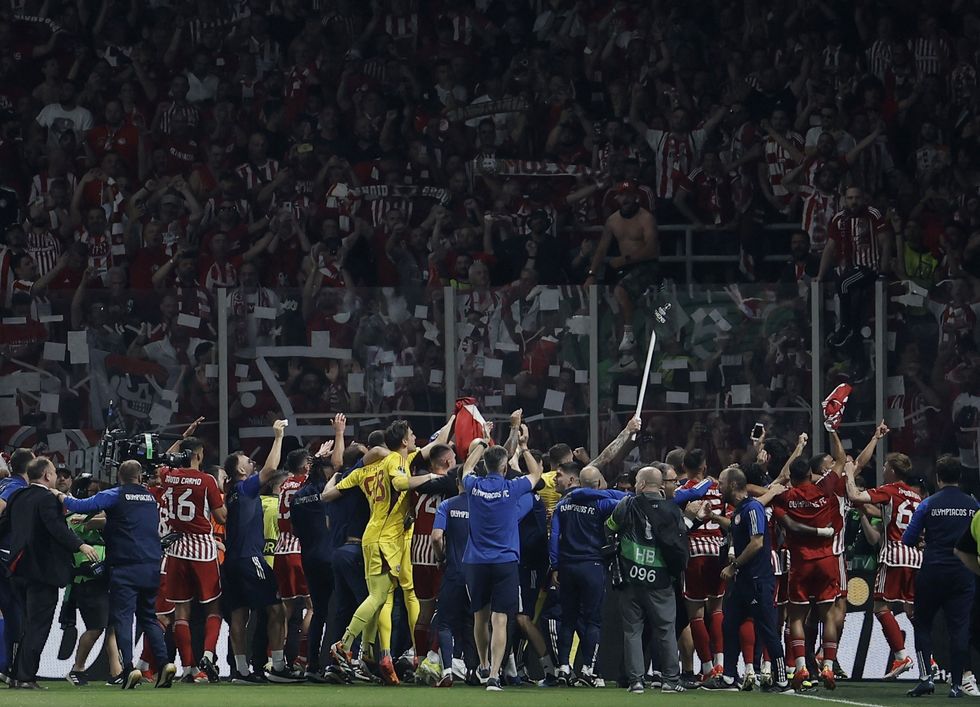\u200bOlympiacos players celebrating