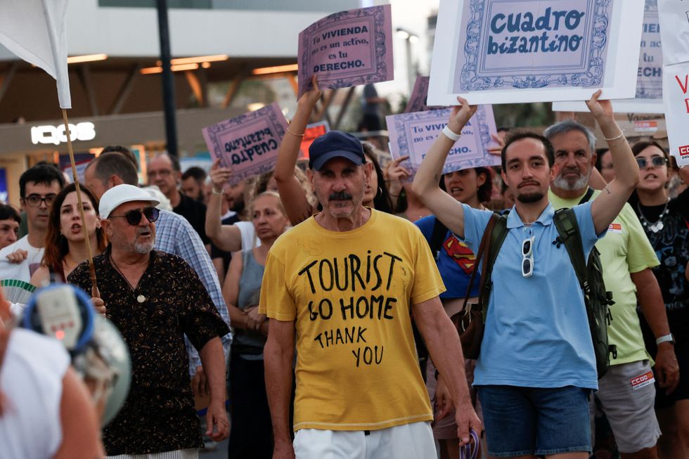 \ U200Bone Tourist byl viděn chůzi na sobě košili a čtení „turistů jděte domů - děkuji“