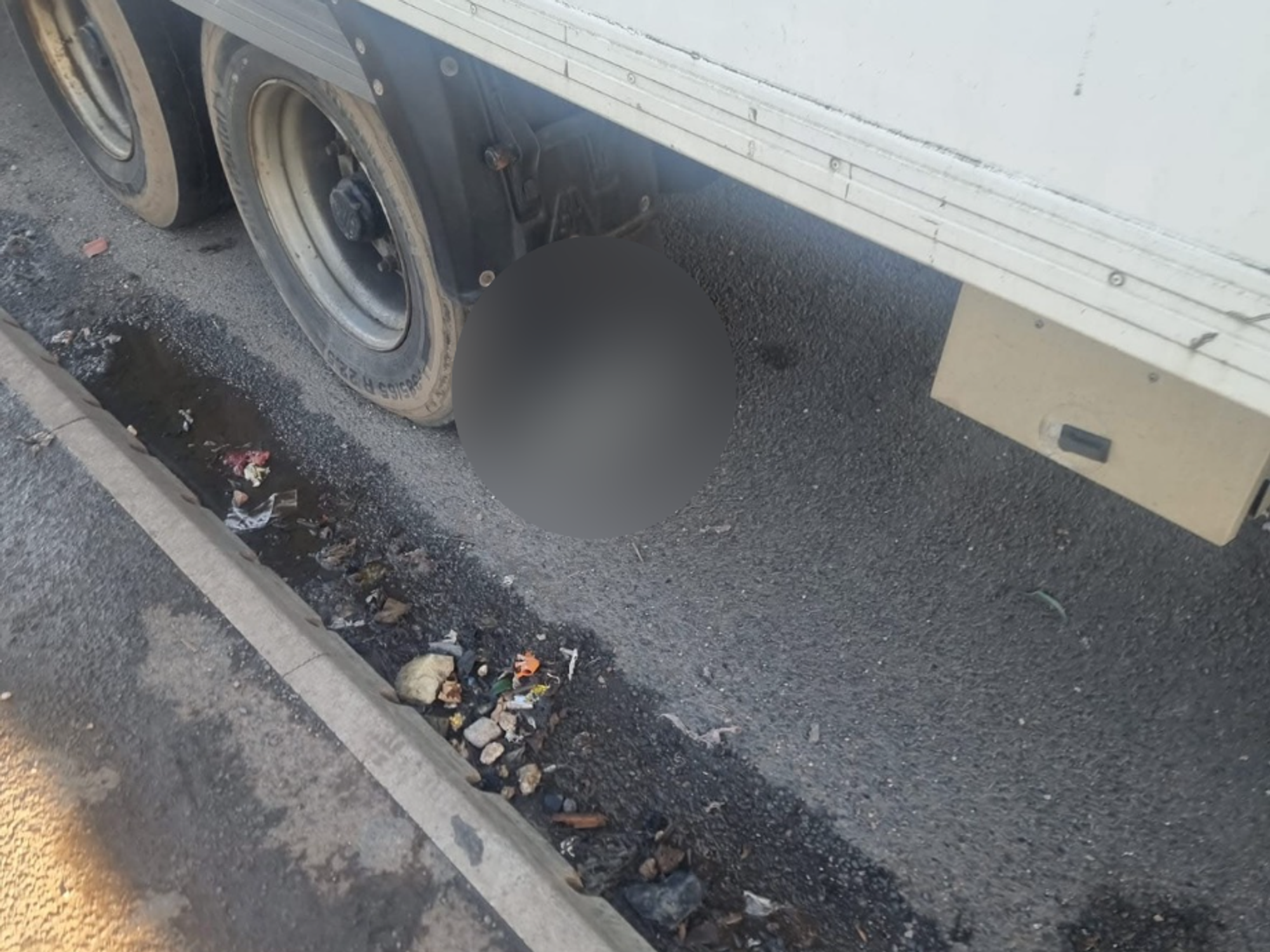 \u200bOverflowing litter coming from out of the trailer