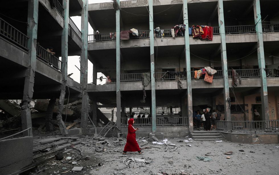 \ U200bpalestinians inspekci škody u školního úkrytu vysídlených lidí po izraelském stávce v uprchlickém táboře Jabalia, v pruhu Severní Gazy