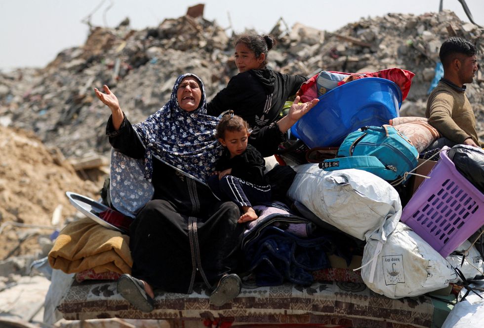 \u200bPalestinians make their way to flee their homes, after the Israeli army issued evacuation orders