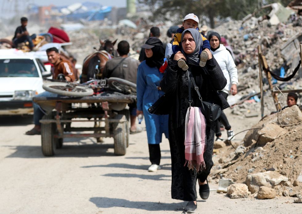 \u200bPalestinians make their way to flee their homes