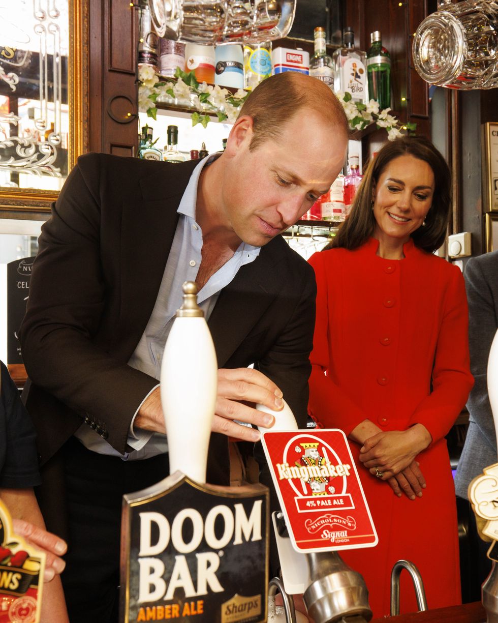 \u200bPrince William pouring a pint