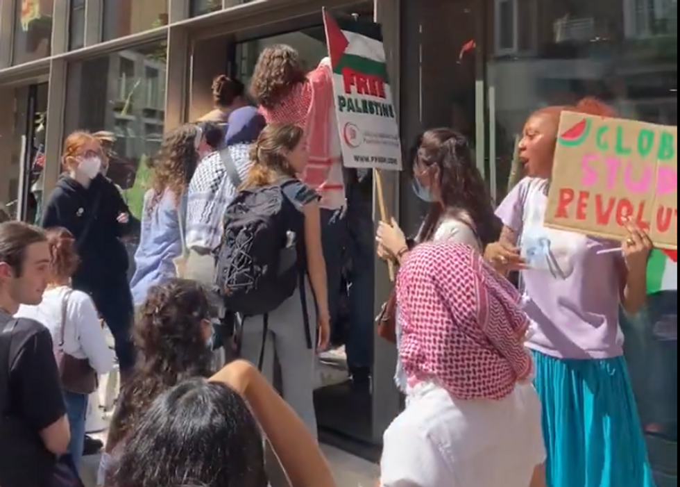 \u200bProtesters arrive at LSE