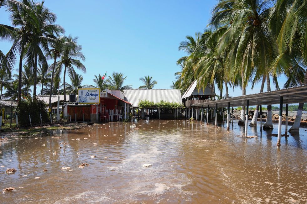 \ U200brestaurants and Flooded Houses poblíž pláže poté, co vycházející vlny zaplavují oblast, protože hurikán Priscilla posiluje poblíž přístavu San Blas, v Nayarit v Mexiku