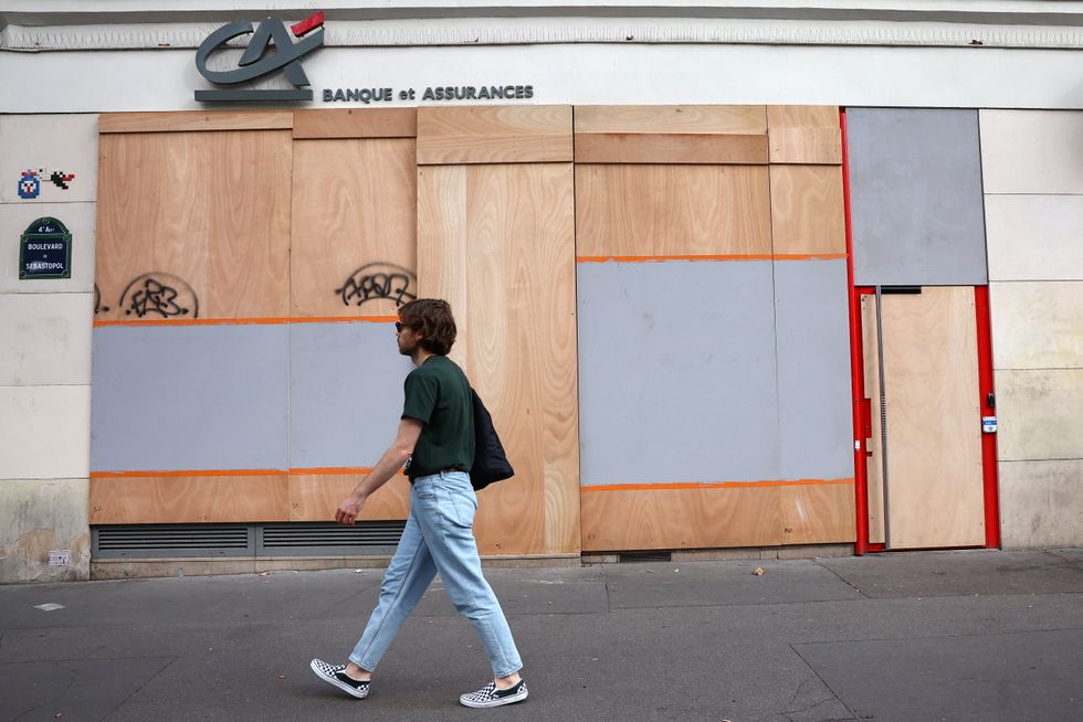 \u200bShops in Paris prepare for the protest scheduled for tomorrow