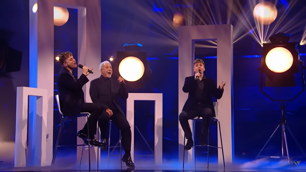 \u200bSir Tom Jones performs trio with twins Billy and Louie