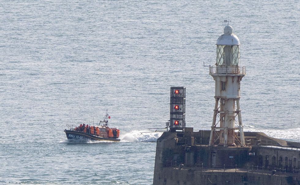 \ U200BSMALL LODE Migranti přicházející do Doveru