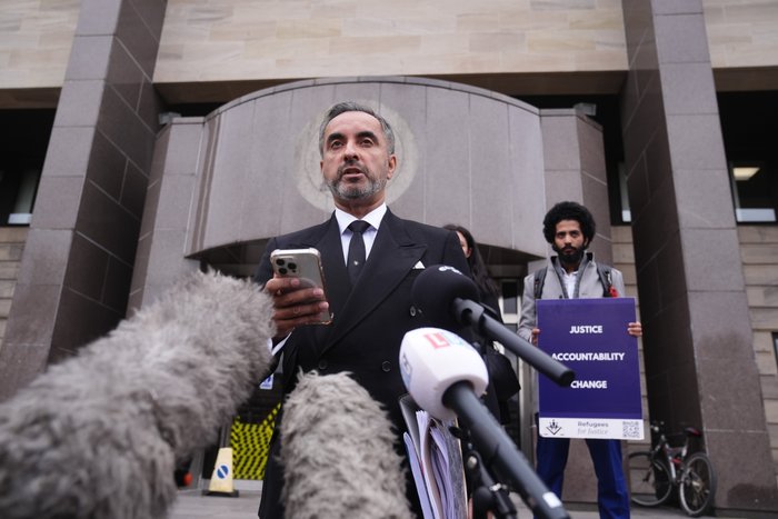 Luật sư Aamer Anwar phát biểu bên ngoài Tòa án Cảnh sát trưởng Glasgow.