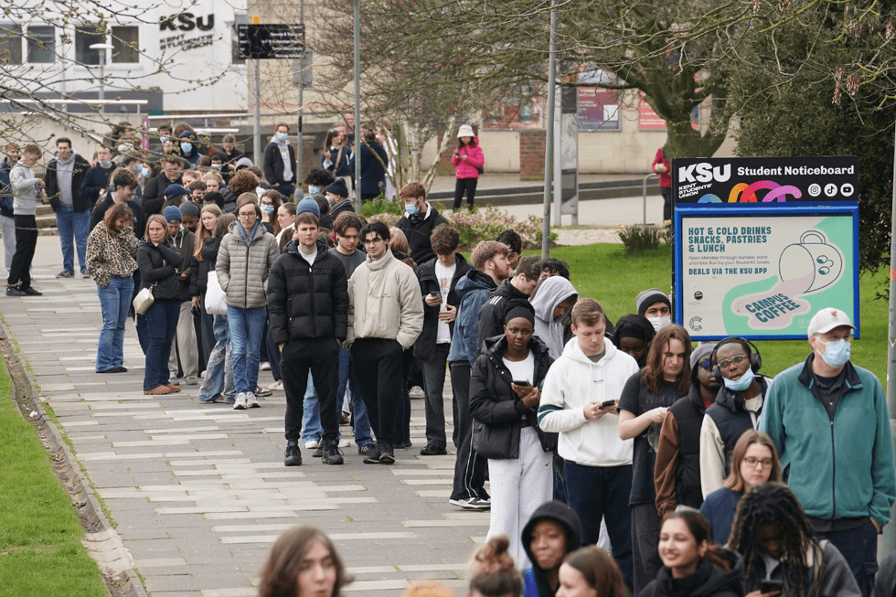 \u200b\u200bAlunos fazem fila para tomar antibióticos do lado de fora do prédio