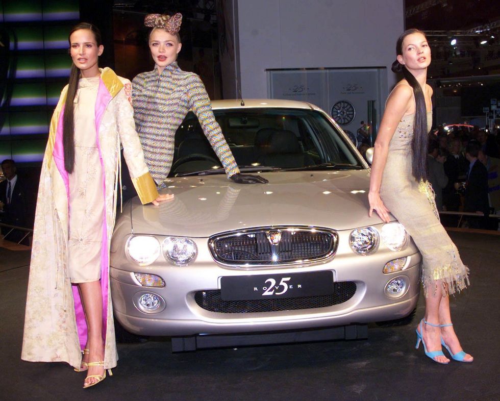\u200bSupermodels Sophie Anderton, Jodie Kidd and Kate Moss with the new Rover 25 car during the preview day of The London Motor Show 1999
