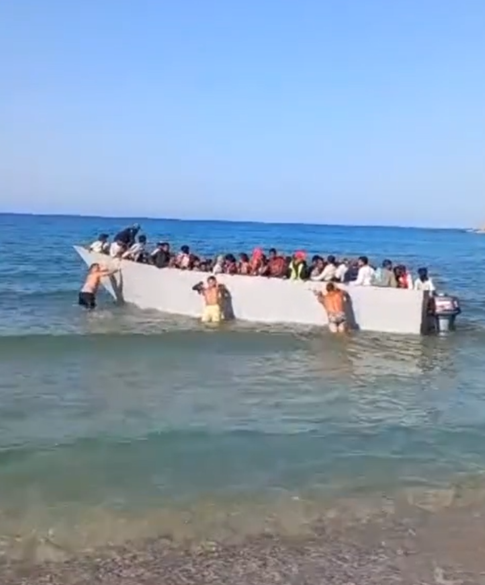 u200bThe migrant boat was pushed back from the Greek coastline
