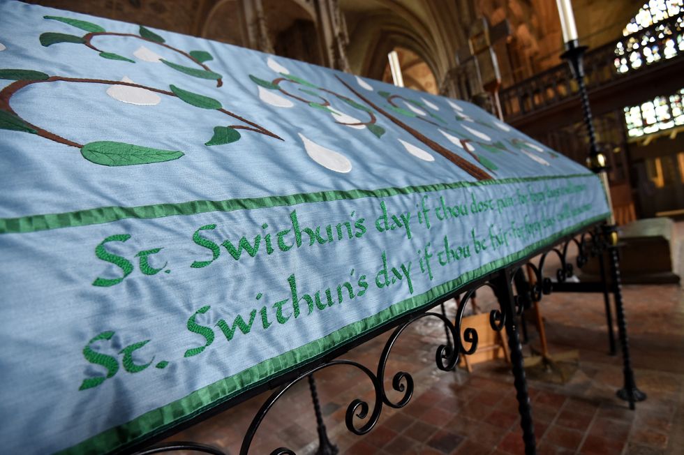 \u200bThe St Swithun's proverb embroidered onto a cloth