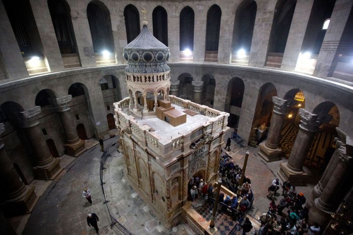 La tumba de Jesucristo con la rotonda se ve en la Iglesia del Santo Sepulcro.