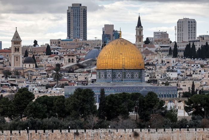 Esta vista desde el Monte de los Olivos muestra las antiguas murallas de la ciudad de Jerusalén, la mezquita de la Cúpula de la Roca en el complejo de Aqsa, la Iglesia del Santo Sepulcro y la iglesia franciscana católica.