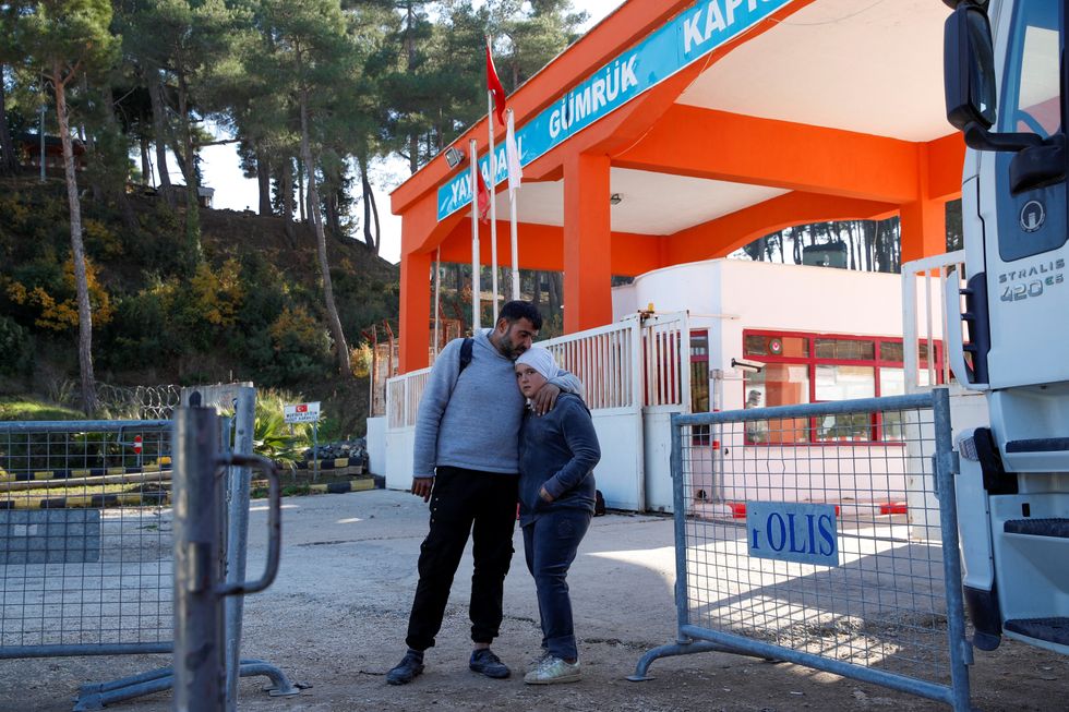 \u200bTwo returning Syrian refugees, pictured at the Yayladagi border gate