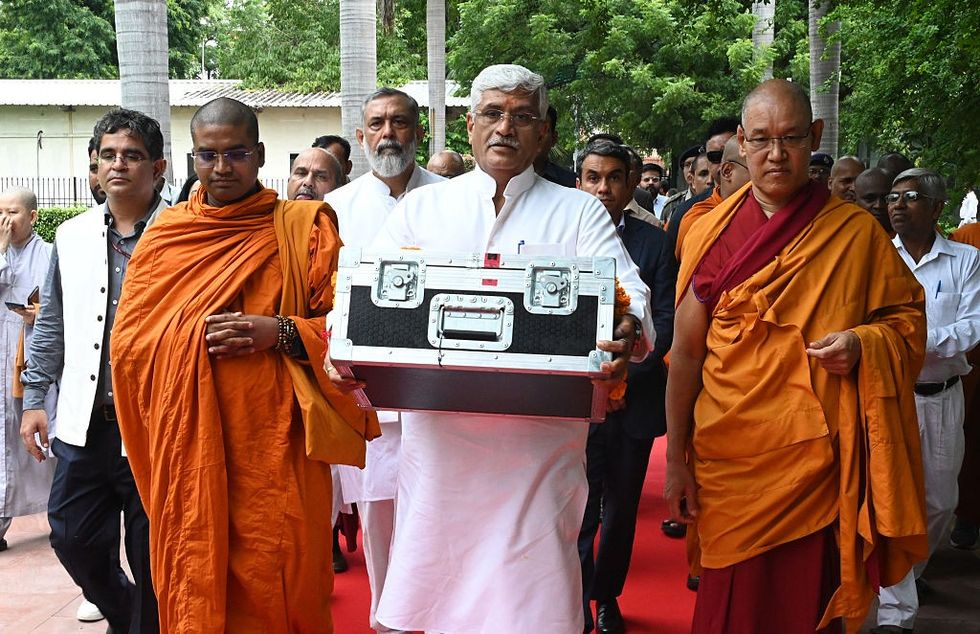 u200bUnion Minister of Culture Gajendra Singh Shekhawat carrying the jewels