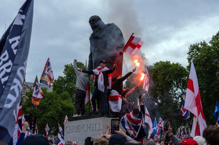 \u200bUnite the Kingdom protesters lit flares in Whitehall next to the Churchill statue