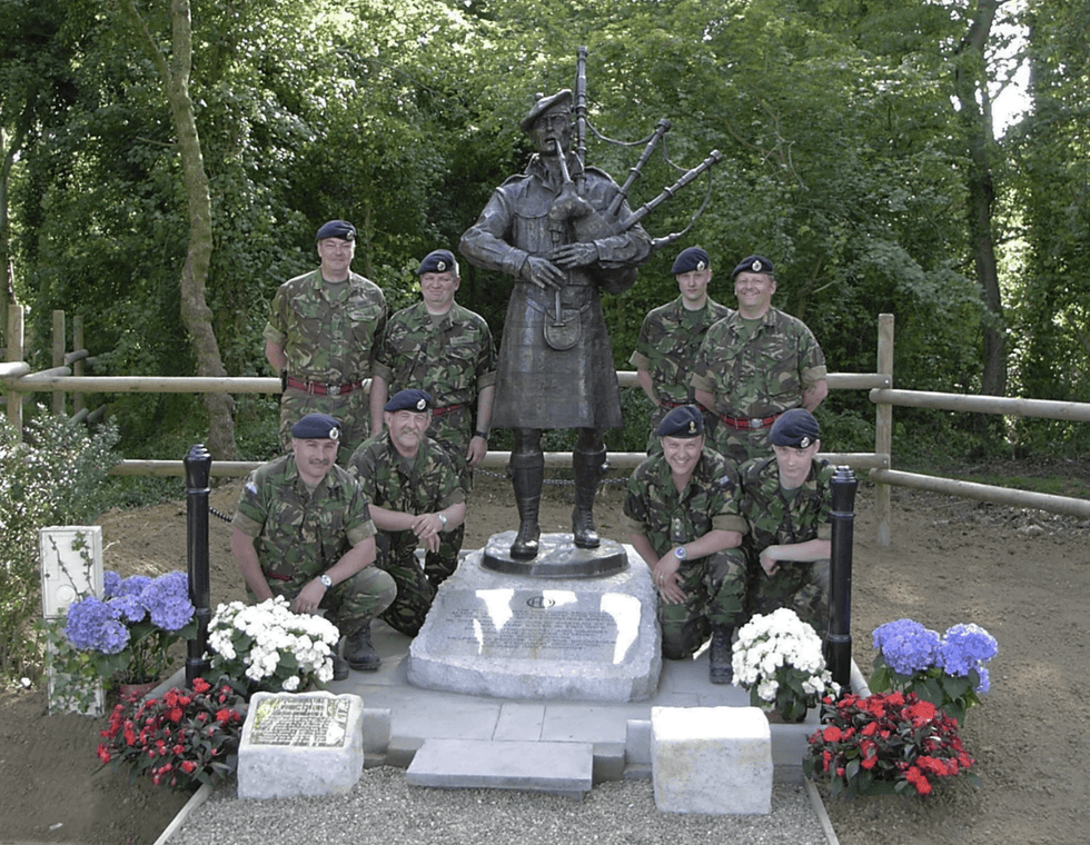 Veteranos posaram com a escultura