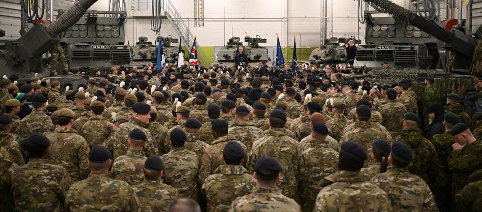 UK soldiers risk \u2018dangerous situation\u2019 by travelling to Ukraine, minister warns