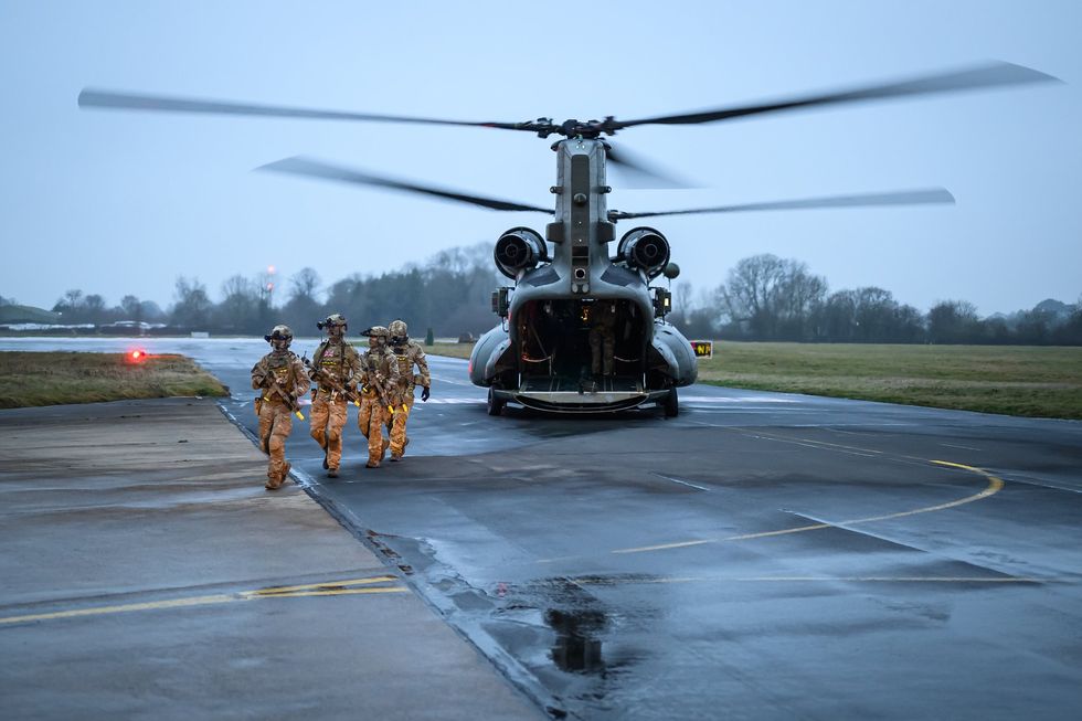 UK soldiers with a Chinook helicopter
