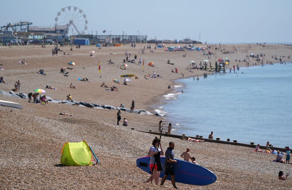 UK weather: Heatwave scorches Britain with temperatures reaching 27\u00b0C