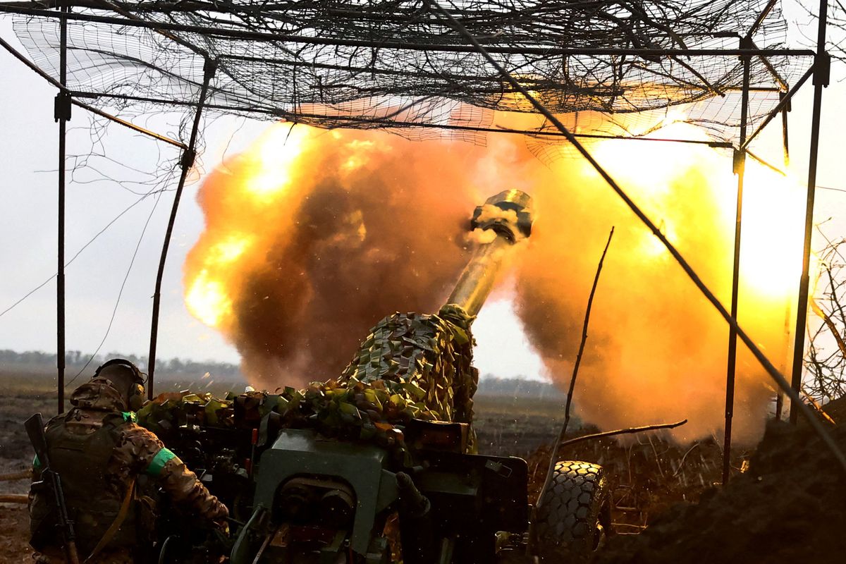 Ukrainian artillery fires towards the frontline