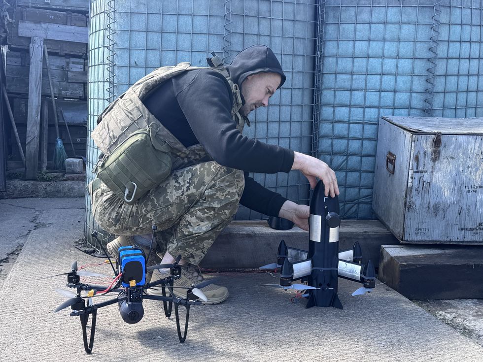 Soldado ucraniano armado com drones de combate