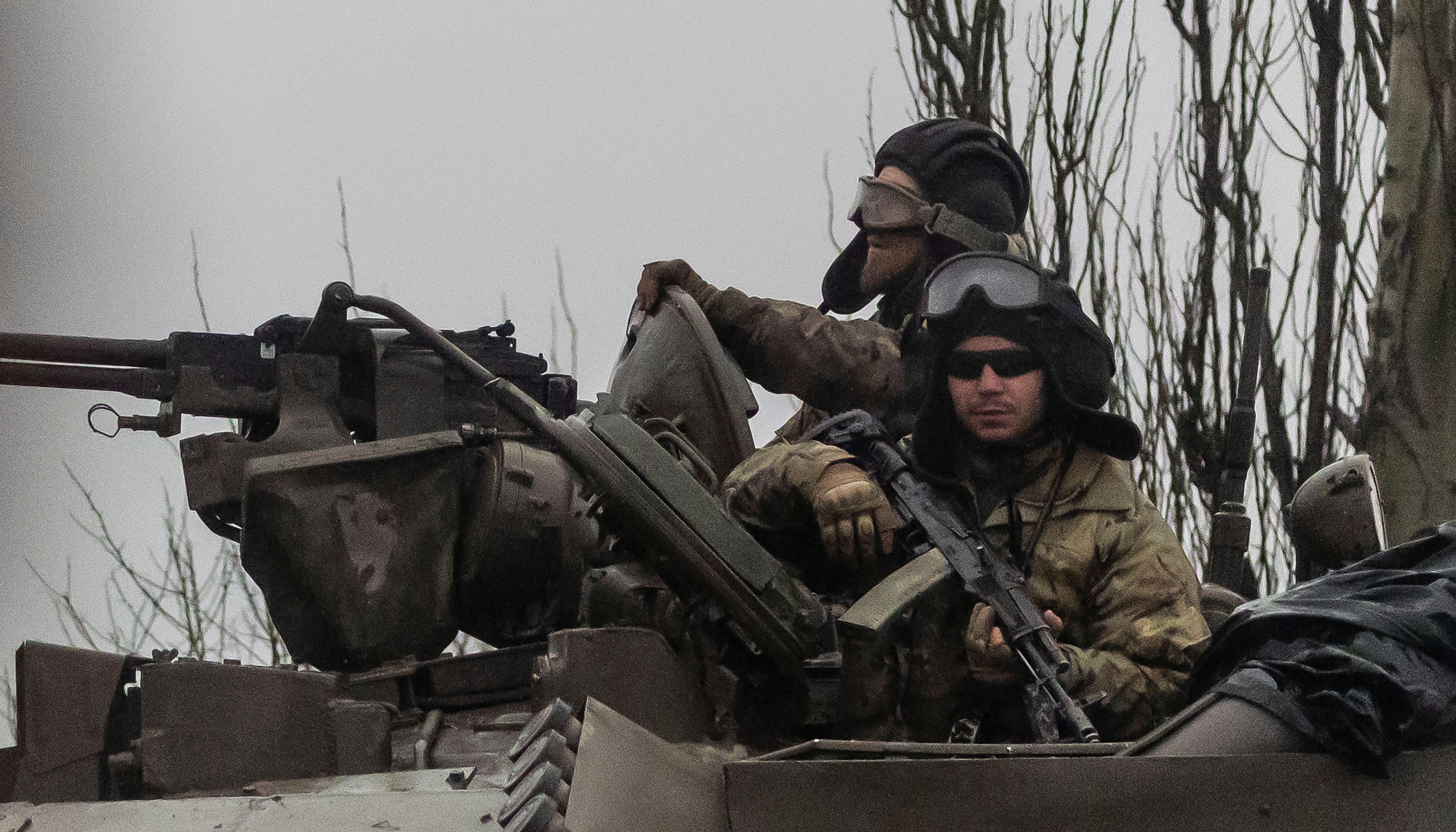 Ukrainian tanks move into the city, after Russian President Vladimir Putin authorized a military operation in eastern Ukraine, in Mariupol, February 24, 2022. REUTERS/Carlos Barria