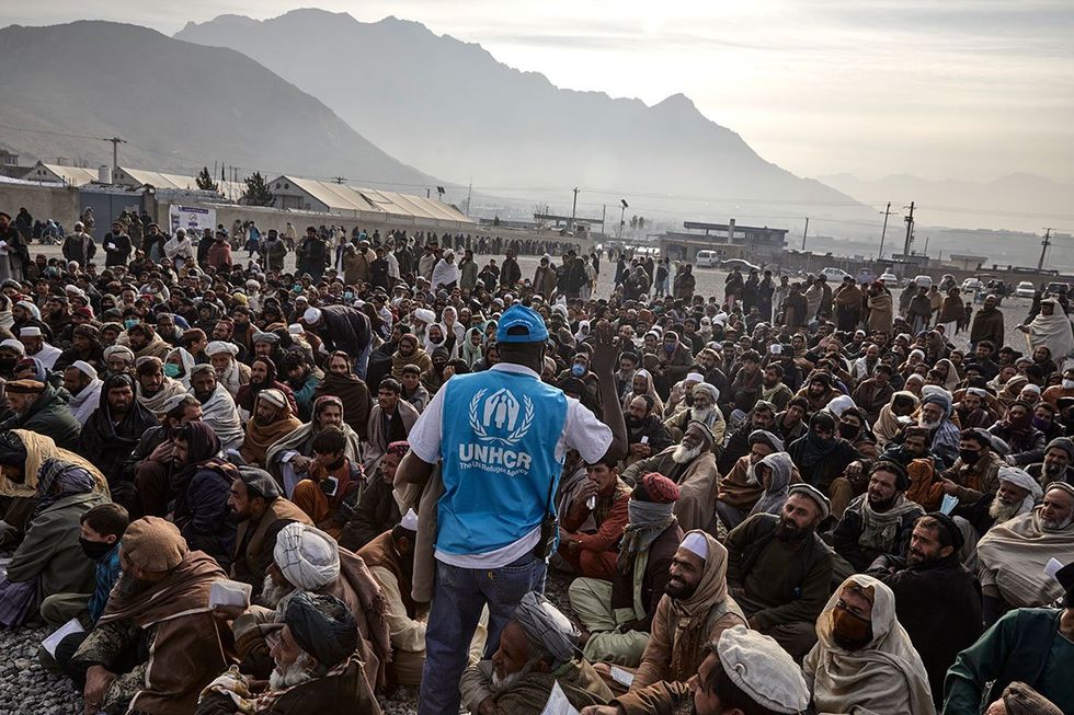 Funcionário da ONU com migrantes ilegais