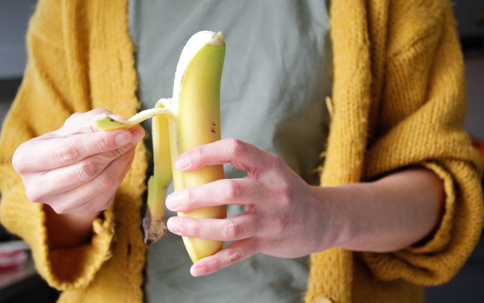Unpeeling banana