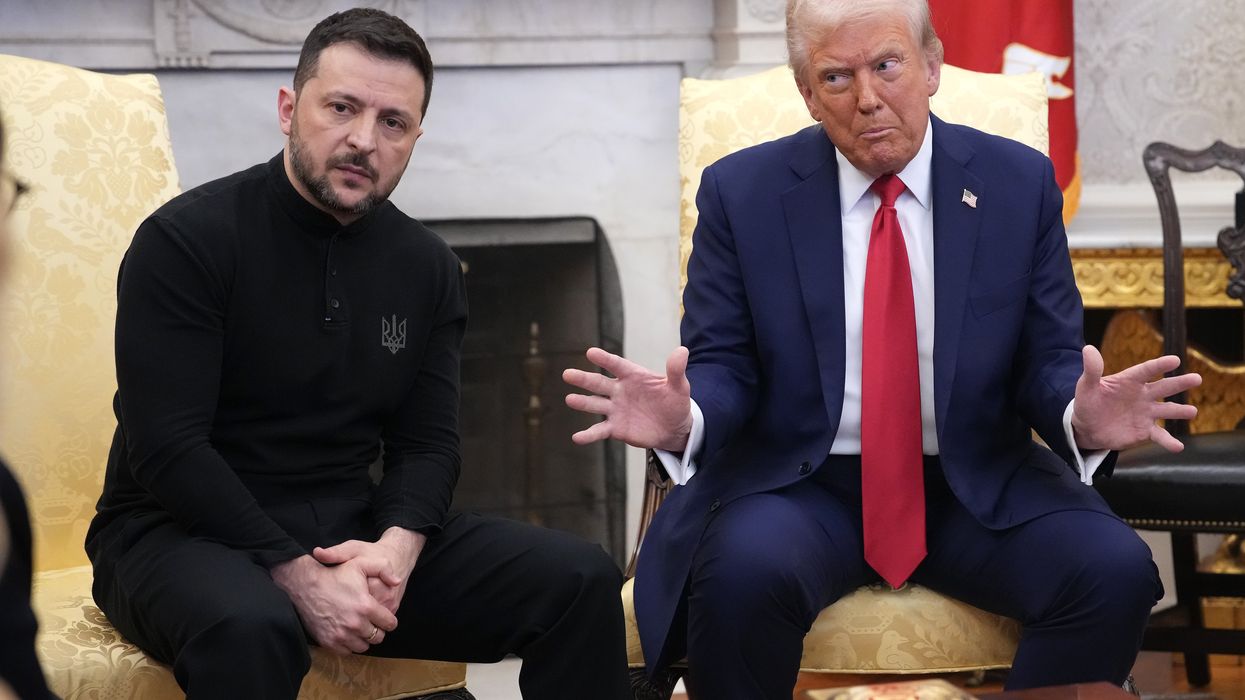 US President Donald Trump (R) and Ukrainian President Volodymyr Zelensky meet in the Oval Office