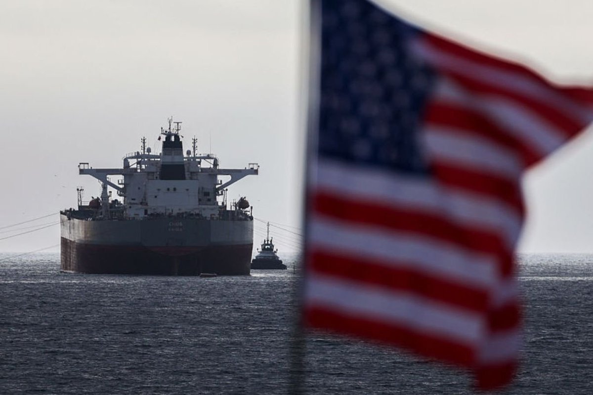 US ship outside the Strait of Hormuz