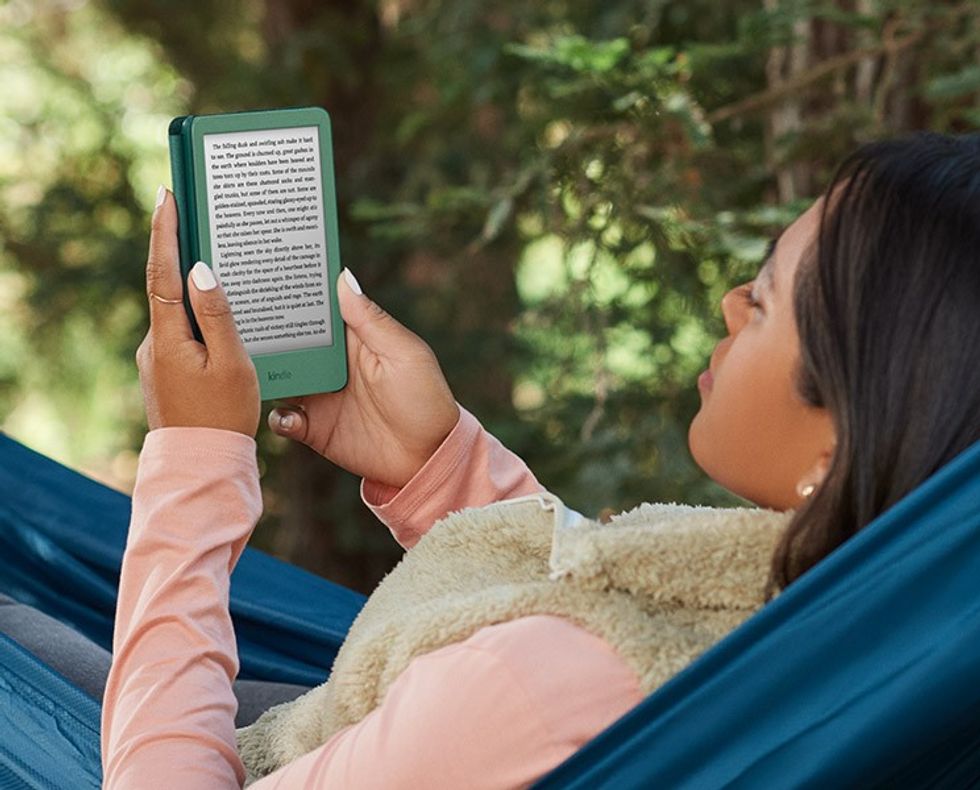 User reads on Amazon Kindle Basic in the colour matcha green