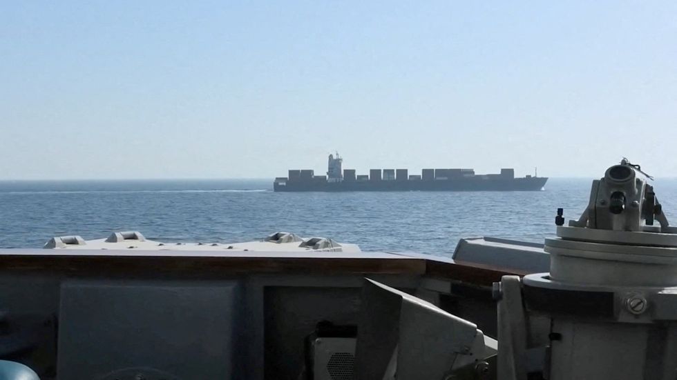 USS Spruance abre fogo contra navio-tanque iraniano