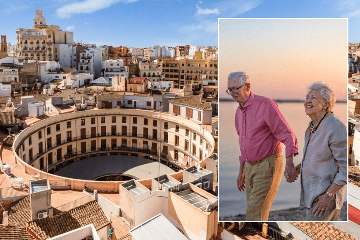 Valencia, Spain / Older couple walking on beach