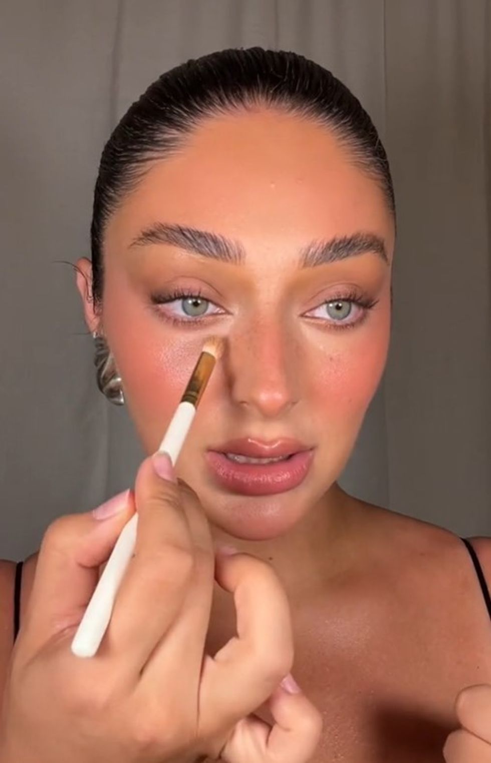 Vanessa Nicole Stern applying concealer